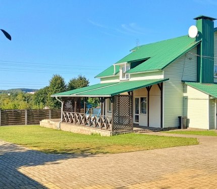 Уютный, просторный коттедж, находится возле горнолыжных комплексов Силичи и Логойск. оборудован всем необходимым как для отдыха на несколько дней,так и для длительного проживания, большая огороженная территория, крытая терраса, беседка и барбекю для приготовления шашлыка. В доме сауна на 2-3 человека, просторная кухня со всем необходимым ( духовой шкаф,посудомоечная машина, микроволновка,газовая панель и т.д.) четыре просторные спальни, большая гостинная с камином и большим телевизором. В 50 мет