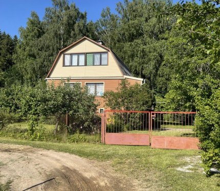 Сдается до 10 ИЮЛЯ!!! Участок 10 сот Общая 157,1 м2 Жилая 69,3 м2 Кухня 20,7 м2 Отличная дача 1997 года постройки, 30 км от окружной (25 минут), готовая к проживанию, рядом с лесом! СТ «Росинка». Добротный, классический дачный дом. Основной дом – сруб, обложенный кирпичом; кухня в полкирпича, минвата с двух сторон, снаружи сайдинг. Внутренний гараж/мастерская 19,4 м2. Цокольный этаж – 42,3 м2 – подготовлено под баню. 2 уровня (мансарда - стены и потолок утеплены минватой). 4 жилые комнаты