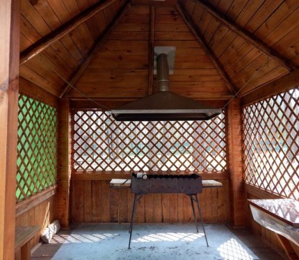 Неподалеку от реки Березина, всего в семи километрах от города, в окружении величественных пейзажей, чистого соснового воздуха и богатых лесных массивов, разместилась уютная и современная база отдыха «Березка». Умиротворяющая атмосфера, комфортабельные домики, внимательный сервис, функциональный банный комплекс — здесь созданы все условия, чтобы отвлечься от суетливых будней и зарядиться мощной энергией и положительными эмоциями.