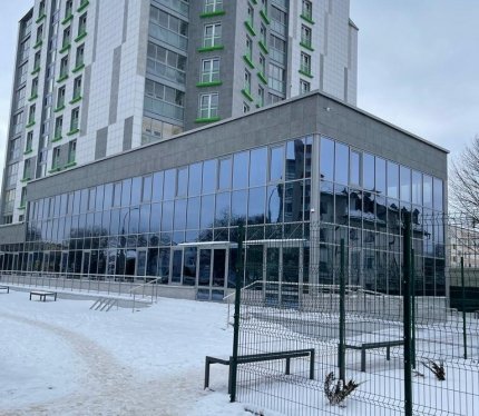 Продается изолированное нежилое помещение. Могилев, Лазаренко, 63. Без ремонта. Cан. узел, отопление, электричество, парковка, пандус. Отдельный вход с центральной стороны здания. Возможна аренда.