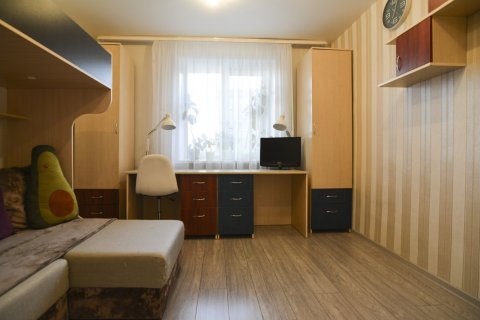 Продается двухкомнатная квартира в г. Смолевичи в пятиэтажном кирпичном доме.