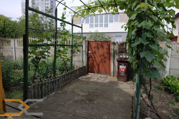 Продается дом с земельным участком в Минске возле метро.